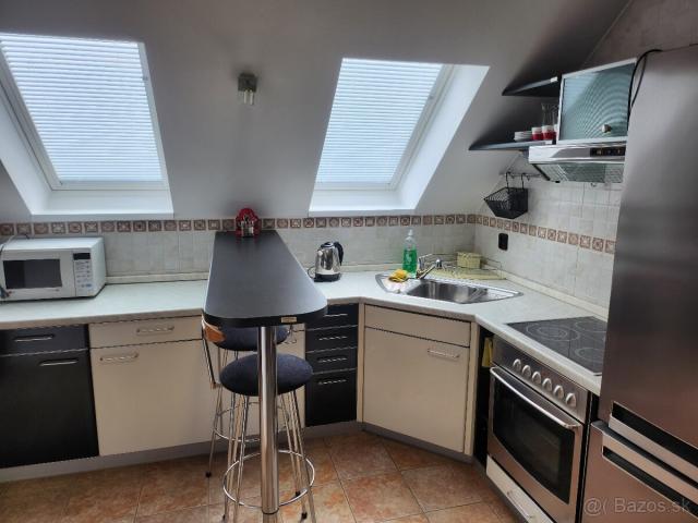 Prenájom – priestranný podkrovný byt v centre mesta